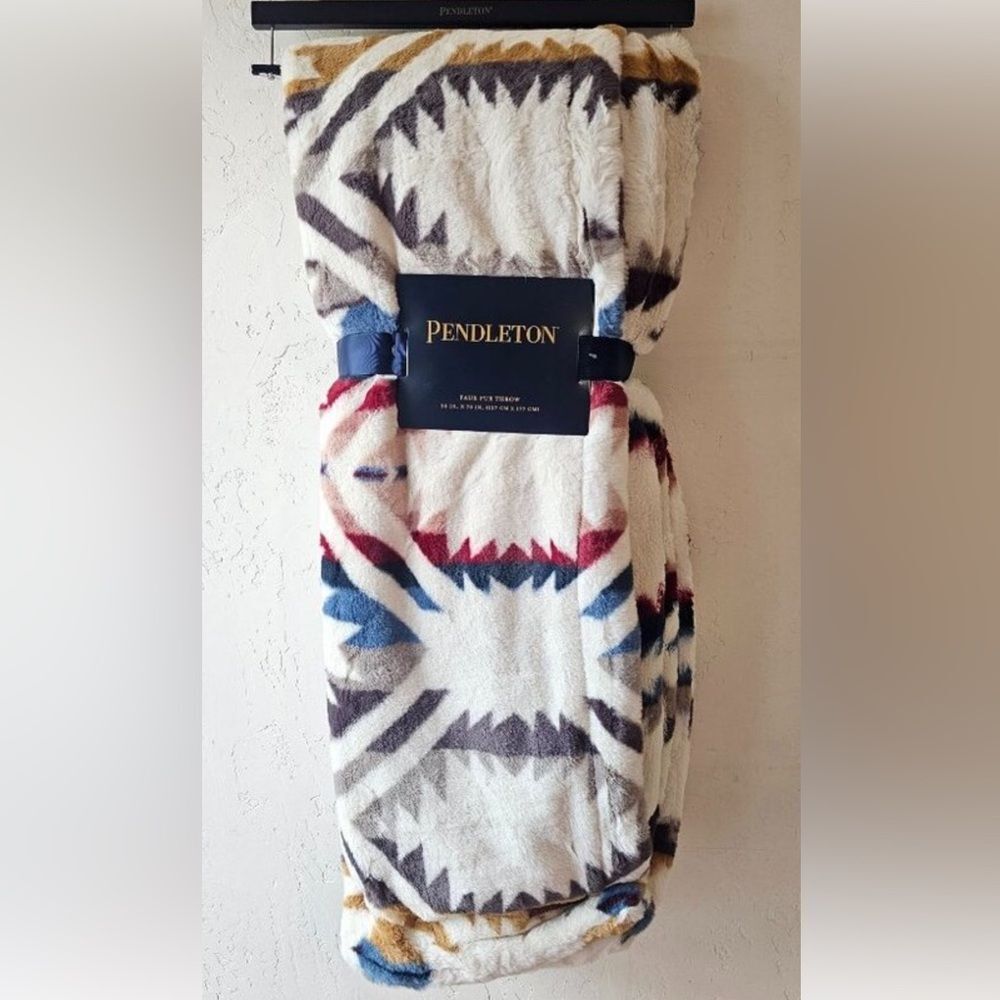 🔥 RARE🔥 Pendleton Faux Fur Throw in White Sands!